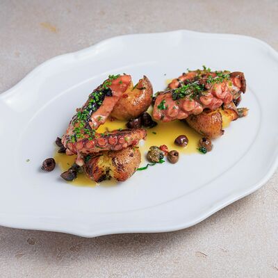 Осьминог с мятым картофелем и каперсами в Bocconcino по цене 3400 ₽