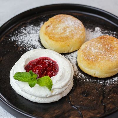 Сырники с малиной в MON PARIS по цене 290 ₽