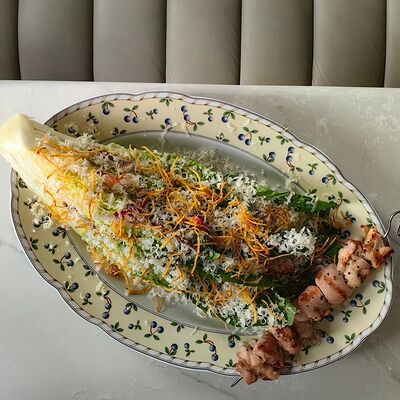 Салат романо с пармезановым айоли и шашлычком из курицы в Cape по цене 1210 ₽