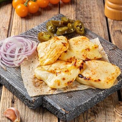 Сыр Сулугуни на углях в Три хинкали&Шашлык по цене 450 ₽