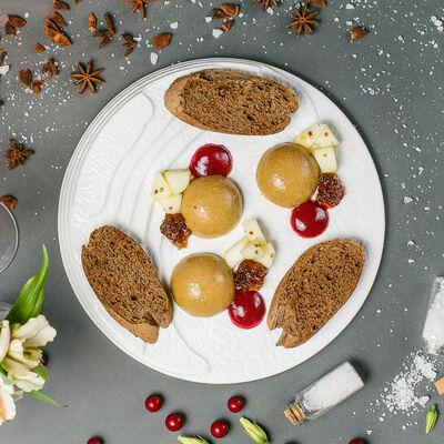 Валлонский паштет с пряным яблоком и луком конфи в Chateau Vintage по цене 390 ₽