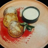 Сырники со сметаной и малиновым конфи в Red Klen