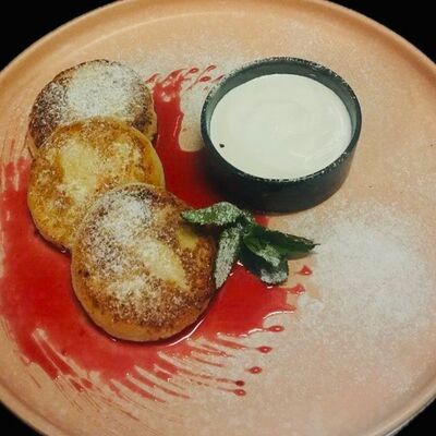 Сырники со сметаной и малиновым конфи в Red Klen по цене 12 р.