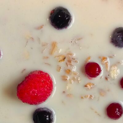 Овсяная молочная каша со свежими ягодами в Вкусно еда по цене 499 ₽