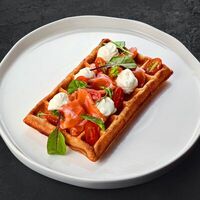 Вафля картофельная с лососем и сыром креметте Доставка в Hot Black