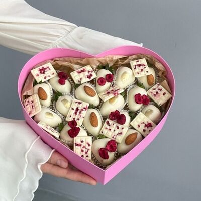 Клубничный набор Сладкие моменты в Клубника по цене 4990 ₽