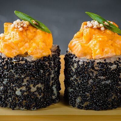 Запеченный ролл с лососем в Yellowfin sushi по цене 1150 ₽