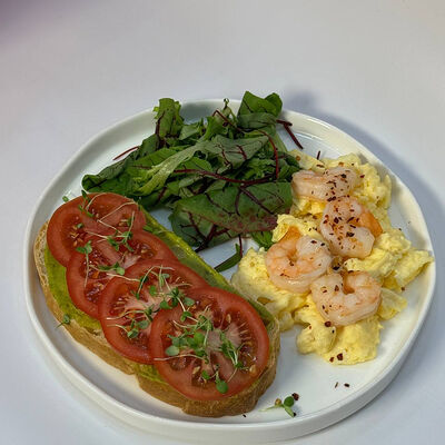 Скрембл с креветками и тостом с томатами и гуакомолле в Krems по цене 950 ₽