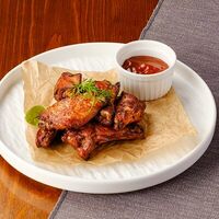 Куриные крылышки с соусом BBQ в Casa Mia