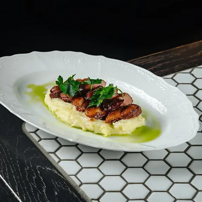 Утиная грудка с картофельным пюре в Waterzooi по цене 1020 ₽