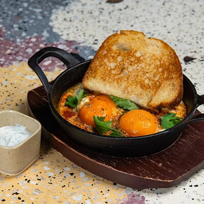 Шакшука с мятным йогуртом в Pink milk x Lift по цене 690 ₽