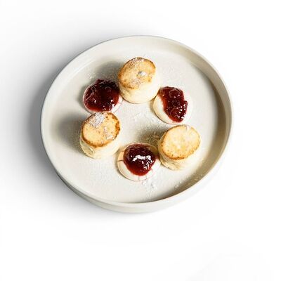 Сырники с соусом из айвы и сметаной в TOAST CAFE по цене 455 ₽