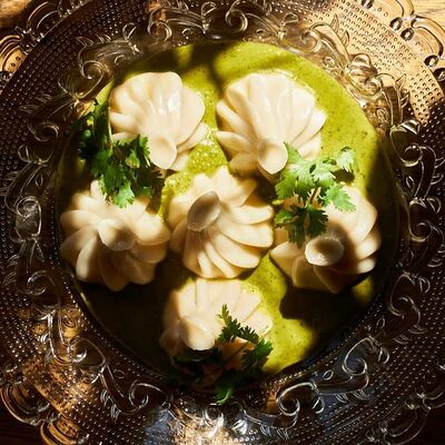 Мини-хинкали с сыром и песто из кинзы в Усахело по цене 700 ₽