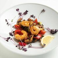 Теплый салат с овощами и креветкой в устричном соусе в Чиполетти