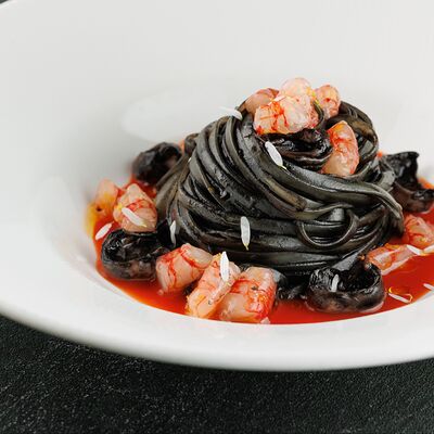 Лингвини с чернилами каракатицы и тартаром из красных сицилийских креветок в Butler по цене 2900 ₽