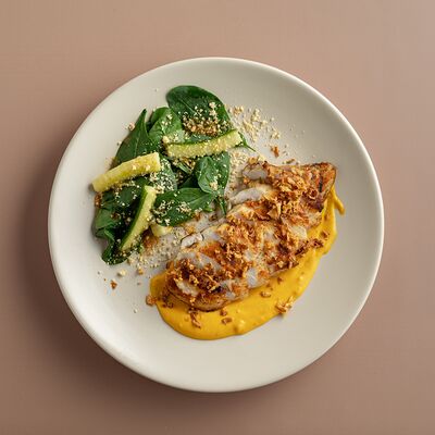 Куриная грудка с салатом из шпината и битых огурцов в Coffeeshop Company по цене 690 ₽