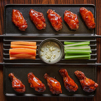 Куриные крылышки Баффало с соусом рокфор в Бибирево по цене 1200 ₽