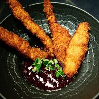 Куриные стрипсы с ягодным BBQ в Beverly