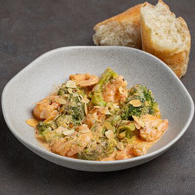 Креветки с брокколи в соусе биск в МОСТ бистро по цене 870 ₽
