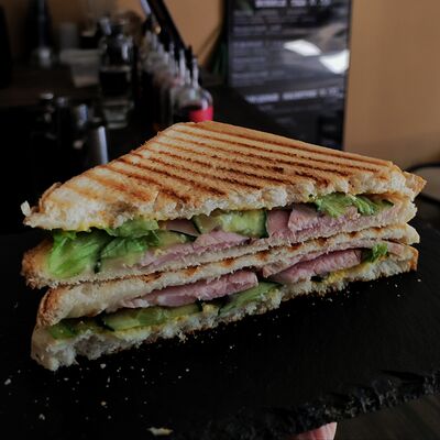 Сэндвич с буженинойв Пончик по цене 360 ₽