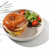 Бейгл с ветчиной и сыром в Feromon