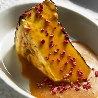 Баскский чизкейк с карамелью и сублимированной малиной в Великий Goodwine по цене 650 ₽