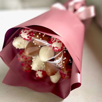 Клубника в шоколаде букет 13 ягод Малина в Bloom House по цене 2550 ₽