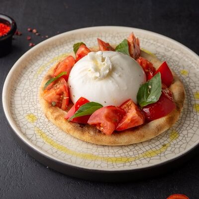 Буррата с томатами в Сытый Лось по цене 690 ₽