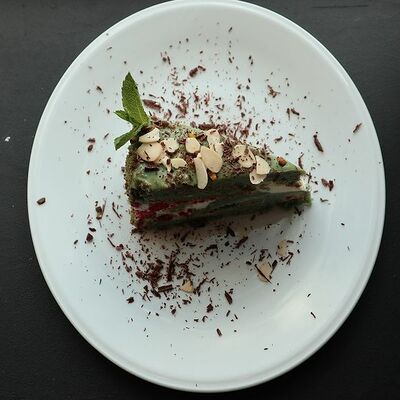 Торт Фисташковый с малиной в Злаки маки по цене 380 ₽