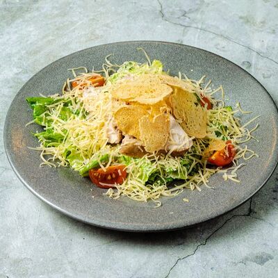 Салат Цезарь с цыплёнком в Moloko по цене 570 ₽