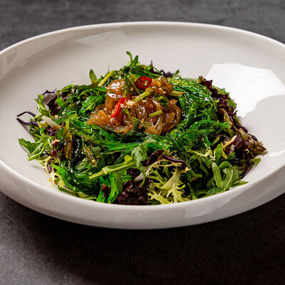 Салат с морскими водорослями и медузой в Soluxe Club по цене 1800 ₽