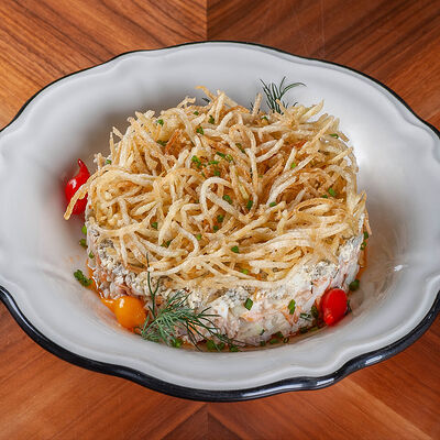 Салат Мимоза с подкопченным сомом и маринованным перцемв L.Е.S. по цене 650 ₽