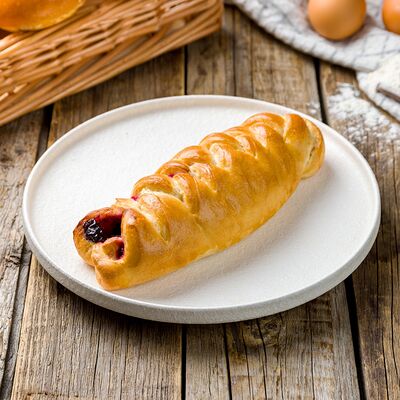 Косичка с чёрной смородиной в Пекарня Маковка по цене 89 ₽