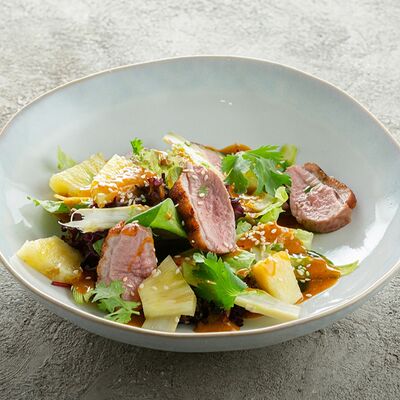 Салат с уткой, ананасом и заправкой манго-чили в Склад 22 по цене 590