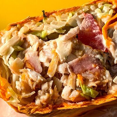 Шаурма в сырном лаваше в Foodiegram по цене 388 ₽