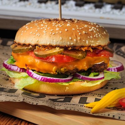 Бургер из мраморной говядины в Паровоz аттракцион бар по цене 590 ₽