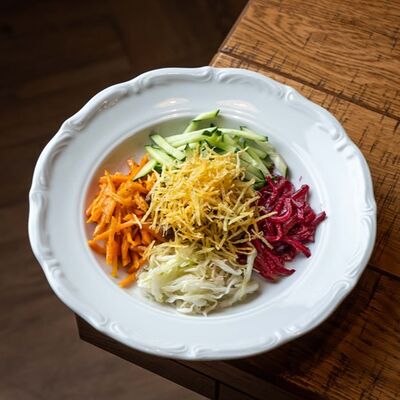 Чафан с телятиной маринованными овощами и хрустящим картофелем пай в Залечь на дно в Гамбург по цене 268 ₽