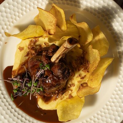 Голень ягненка, картофельное пюре, соус демиглас в Harvey & Monica по цене 1600 ₽
