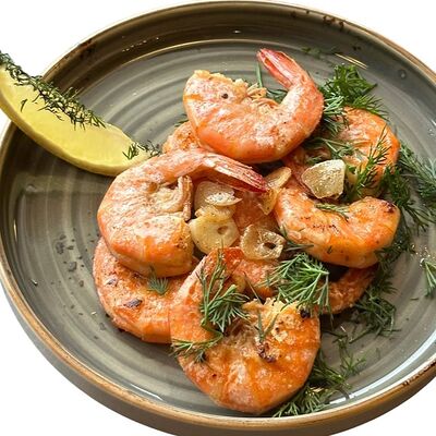Креветки обжаренные с чесноком и лимоном в Friendly по цене 440 ₽