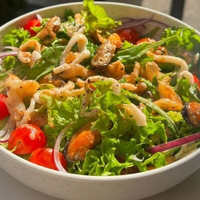 Салат Том Ям с морепродуктами в Breakfast по цене 765 ₽