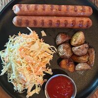 Колбаски с Коул Слоу и картофелем в IPA beer cafe