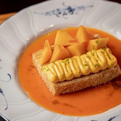 Наполеон с хурмой и соусом из облепихи в Раковая на Петроградке по цене 650 ₽