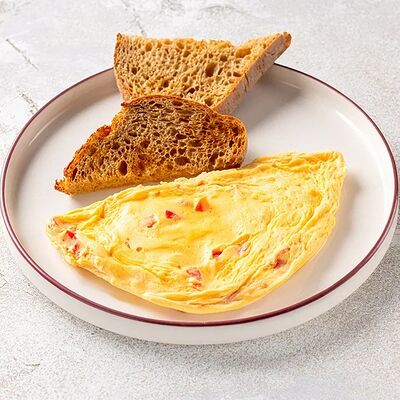Омлет с сыром и томатами в Шоколадница по цене 460 ₽