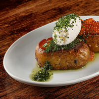 Запеченный картофель с красной икрой в Blackchops