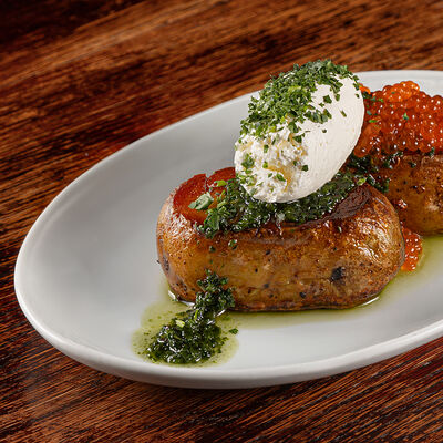 Запеченный картофель с красной икрой в Blackchops по цене 790 ₽