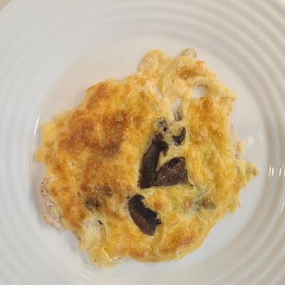 Куриное филе с грибами под сыром в Кафе Семейное по цене 275 ₽