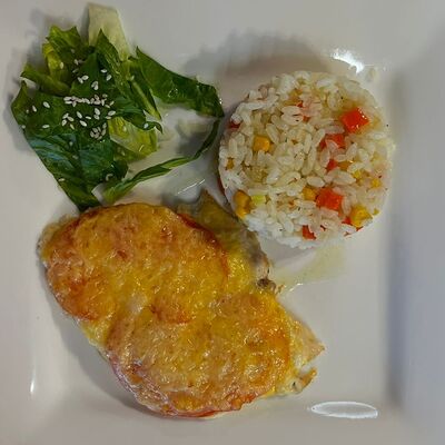 Куриная отбивная с помидором и сыром с рисом и овощами в Карасёвня по цене 444 ₽