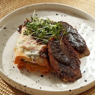 Говяжий язык на гриле с печенными овощами и соусом демиглясв En Ferio по цене 900 ₽