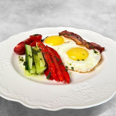 Глазунья с беконом и овощами в MaMa Mia по цене 344 ₽