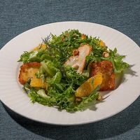 Салат с индейкой, жареным халуми, цитрусовыми и арахисом в Самеба